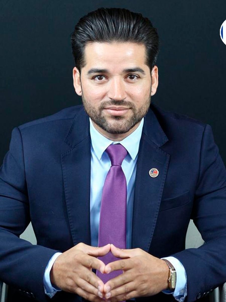 Gildomar Silveira de terno azul, sentado
